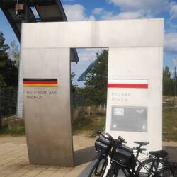 Am Radweg, der Via Baltica, steht dieser Übergang zwischen Deutschland und Polen