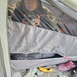 ... à l'abri dans la tente pour d'autres