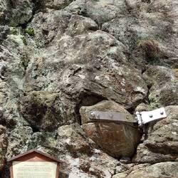 Der Felsen lässt sich öffnen!