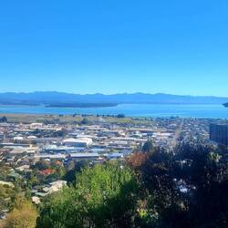 Stadt, Berge, Strand, Meer, Sonne und blauer Himmel = alles vereint