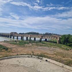 Eine alte Brücke, die nun von Anglern genutzt wird.