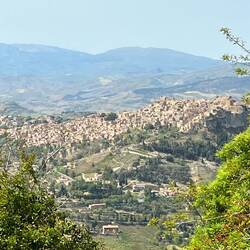 Calascibete Dorf gegenüber von Enna