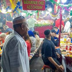 "Pop-Up" Restaurant Avec Smoke From Cooking Fires