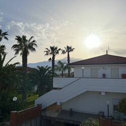 die Hotelanlage. Im Hintergrund der Ätna