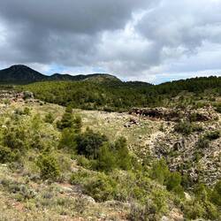 Ich begebe mich weiter runter und passiere zusammengefallene Gebäude..