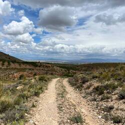 ..verläuft aber meist auf Schotter und ist angenehm zu gehen.