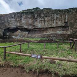 Moai vytesané ve skále