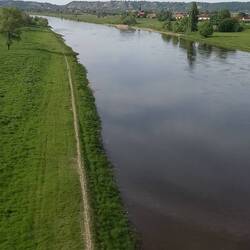 Blick vo dä Autobahnbrugg uf d'Elbe und d'Rebberge