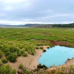 Als sich das Wetter bessert, strömt plötzlich eine Vielzahl an Menschen zur Quelle.