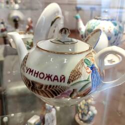 Обожаю агитфарфор, а этот чайник с надписью "Умножай урожай" навсегда в моём сердце))