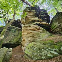 't Is wel gigantisch hoe die rotsblokken boven je uittorenen!
