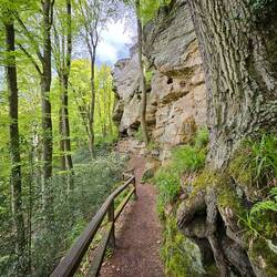 Blij als er dan opeens weer eventjes een leuning is!