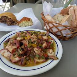 Salada de polvo, octopus salad 👌 and the salty bites