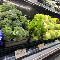 Im Supermarkt. Brokkoli 🥦 8.99 Dollar 🤯