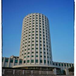 Eine Bausünde! Ansonsten alles Flachbauten.