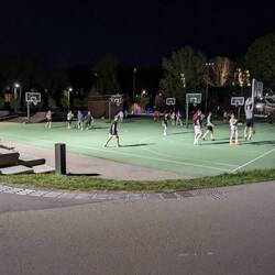 Der Platz ist auch um 22:30 Uhr noch voll