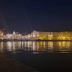 Piazza Unità d'Italia vu du port