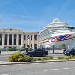 Arrivée au port de la ville