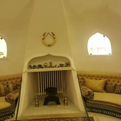 Ovaler Raum - tolle Akustik mit Kuscheltieren...