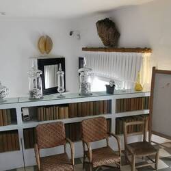 In dem Spiegel konnte er vom Bett aus täglich den Sonnenaufgang sehen!