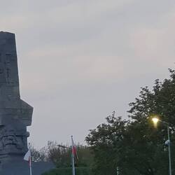 Dieses Denkmal erinnert an die getöteten Werftarbeiter. Leider kommen wir nicht näher heran