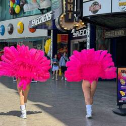Nette junge Mädl's machen für ein paar Dollars ein Foto mit dir