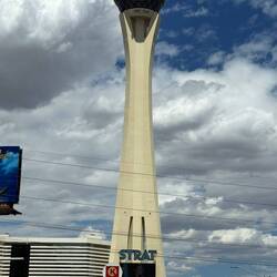 Strat Tower hat ein Drehrestaurant im obersten OG, ein Observatorium im 108/109 OG und Skyjumping