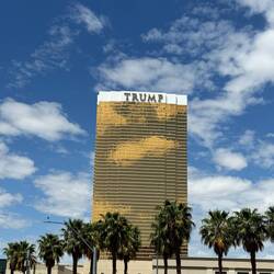 Trump Tower mit vergoldeten Fenstern