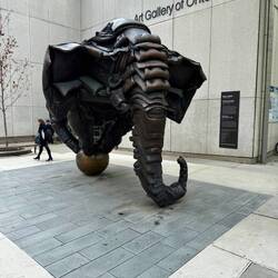 Couch Monster vor der Art Gallery