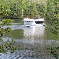 Dampferfahrt unterhalb der Staumauer
