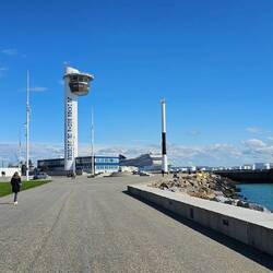 Promenade mit Museum und Schiff im Hintergrund