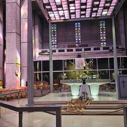 Die Glasfenster leuchten je nach Sonnenstand unterschiedlich