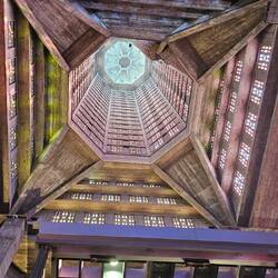 Der 107 Meter hohe Turm mit bunten Glasfenstern