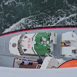 Der Lotse wird übernommen, bei voller Fahrt