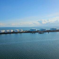 Riesiges Öltanklager