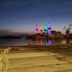 "Lighting Giants", en face du centre historique