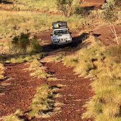 Es geht den Hügel hinauf, endlich mal im Low-Range Gang fahren 🚙