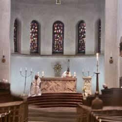 De mis, gezien door het ruitje in de tussendeur.