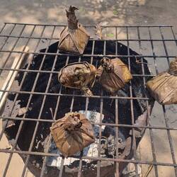 gedünsteter Fisch in Bananenblätter
