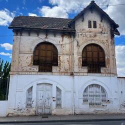 ..zusammenfallenden Bauten, die Schönheit und Zerfall in einem verbinden.