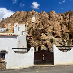 Es ist dabei möglich einige Höhlen/Felsen..