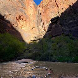 Bald erstrahlt der rote Felsen komplett in der Sonne