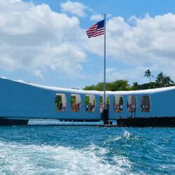 Das Memorial ist über dem gesunkenen Schlachtschiff errichtet.