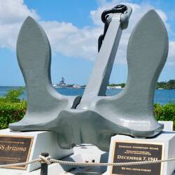 Anker von der USS Arizona - im Hintergrund die USS Missouri und das Memorial.