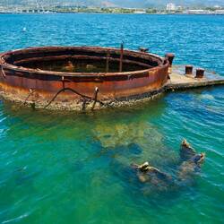 Wenige Teile des Schlachtschiffes ragen aus dem Wasser heraus.