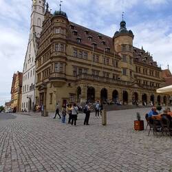 Man beachte den weissen Turm=Rathausturm