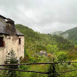 The cross on the Chapel-St-Foy is just visible at the top of the hill on the left