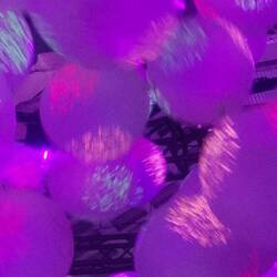 Von Düsen außen werden die Ballons in die Mittte gedrängt.