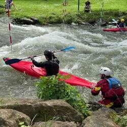 River rafting mitten in der Stadt