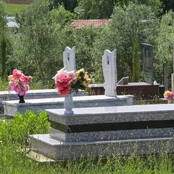 ... und Lore freut sich über einen kleinen, landesüblichen Friedhof